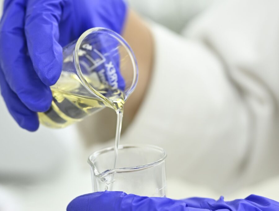 Precision fragrance oil droplet formulation in the Luxeo laboratory
